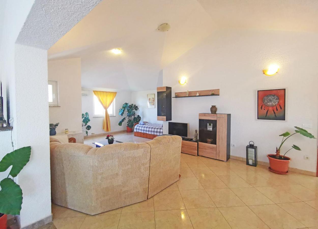 Apartman Luna Sveti Lovrec Pazenaticki Екстер'єр фото